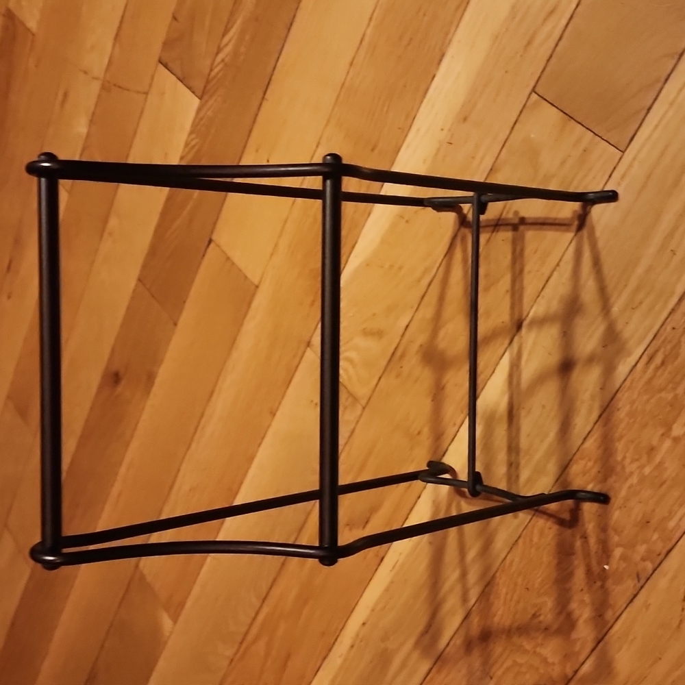 Hand towel rack. (Bronze)